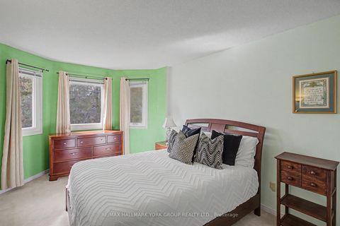 Photo 13 at 28 Hollingshead Drive, Aurora Village, Aurora