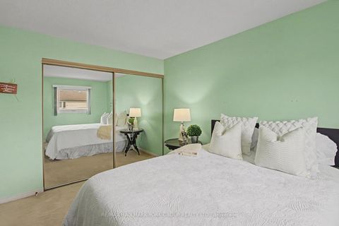 Photo 14 at 28 Hollingshead Drive, Aurora Village, Aurora