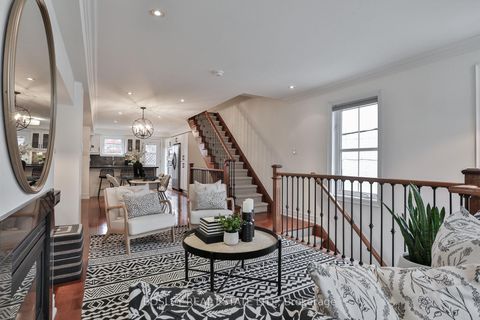 Photo 1 at 188 McCaul Street, Chinatown, Toronto