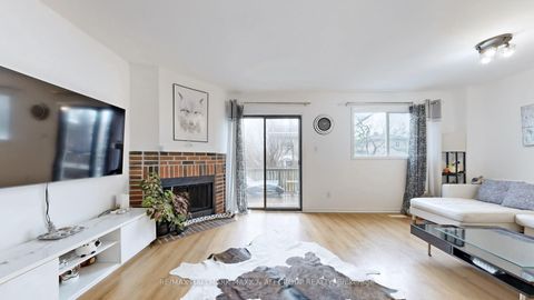 Photo 5 at 13 Don Head Village Boulevard, North Richvale, Richmond Hill