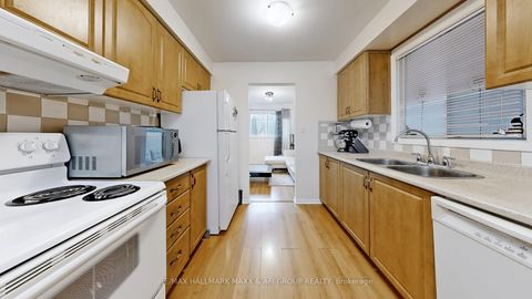 Photo 14 at 13 Don Head Village Boulevard, North Richvale, Richmond Hill