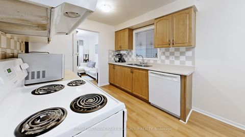 Photo 16 at 13 Don Head Village Boulevard, North Richvale, Richmond Hill