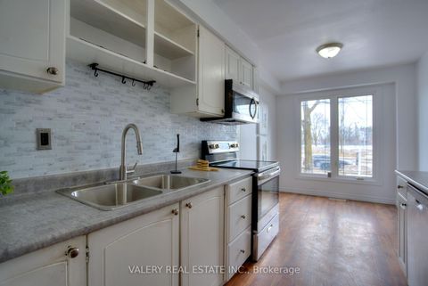 Photo 14 at 24 Lampman Ln Lane, Letitia Heights, Barrie