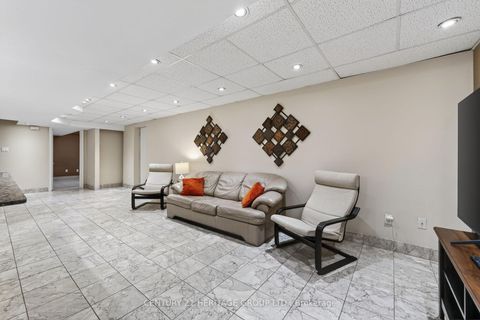 Photo 33 at 2 Adam Ernst Court, Vellore Village, Vaughan