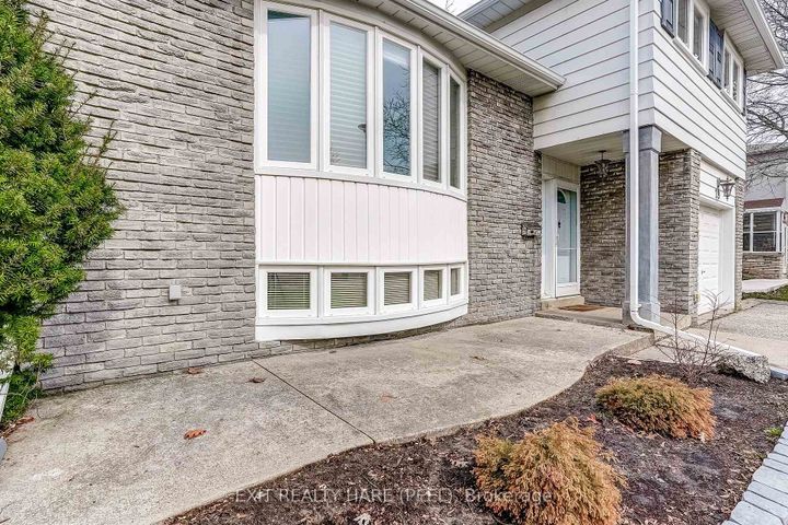 Photo 3 at 29 Trotters Lane, Brampton South, Brampton