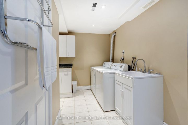 Photo 31 at 29 Trotters Lane, Brampton South, Brampton