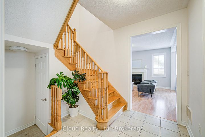 Photo 5 at 29 Teal Crest Circle, Credit Valley, Brampton
