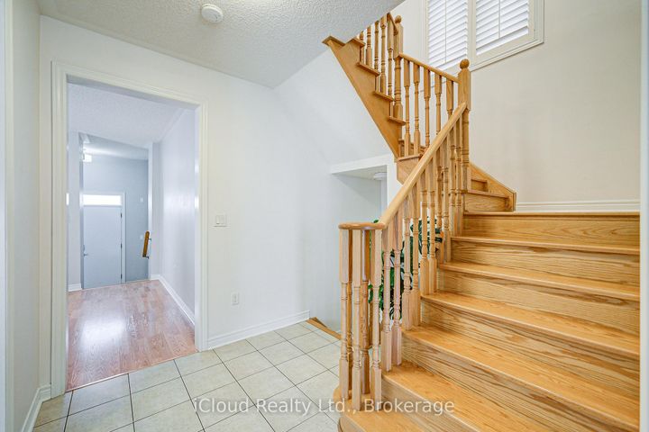 Photo 6 at 29 Teal Crest Circle, Credit Valley, Brampton