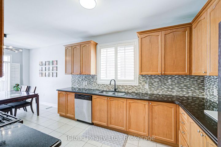 Photo 7 at 29 Teal Crest Circle, Credit Valley, Brampton