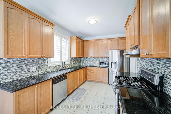 Photo 8 at 29 Teal Crest Circle, Credit Valley, Brampton