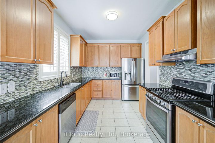 Photo 9 at 29 Teal Crest Circle, Credit Valley, Brampton