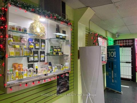 Photo 9 at 871 Dundas Street, Bellwoods, Toronto