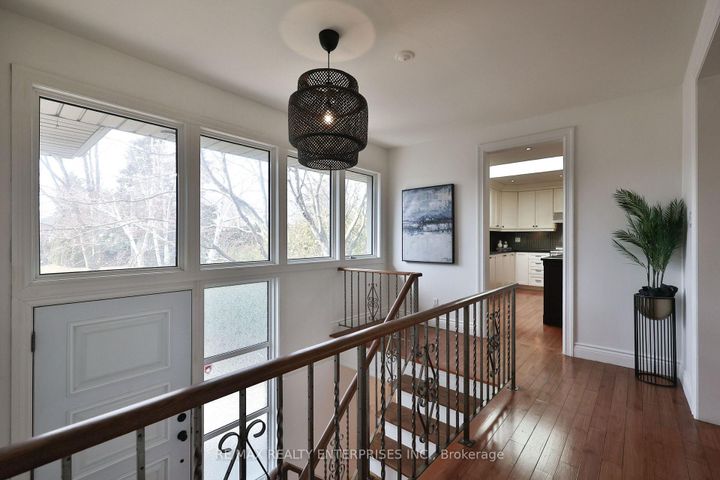 Photo 5 at 1439 Larchview Trail, Lakeview, Mississauga