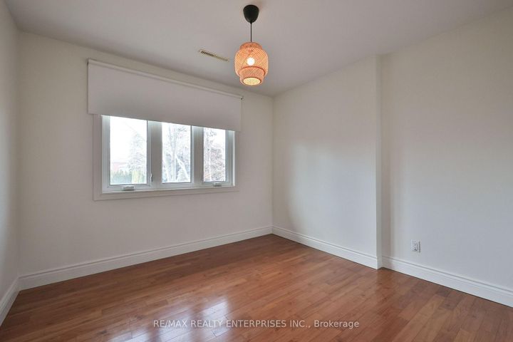 Photo 23 at 1439 Larchview Trail, Lakeview, Mississauga