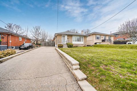 Photo 1 at 32 Deevale Road, CFB, Toronto