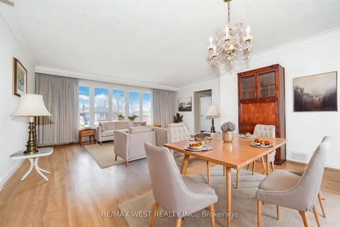 Photo 2 at 32 Deevale Road, CFB, Toronto