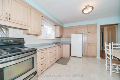 Photo 3 at 32 Deevale Road, CFB, Toronto