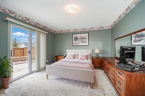 Photo 4 at 32 Deevale Road, CFB, Toronto