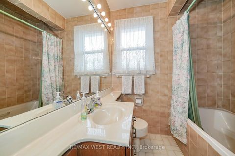 Photo 5 at 32 Deevale Road, CFB, Toronto