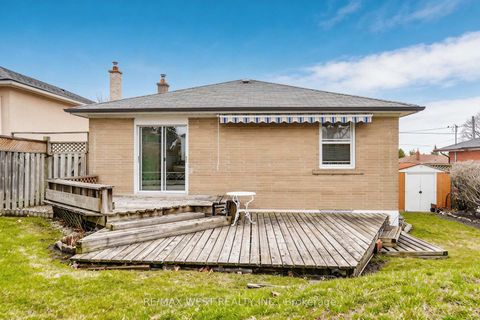 Photo 7 at 32 Deevale Road, CFB, Toronto