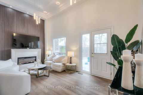 Photo 5 at 16 - 1975 Memory Lane, Liverpool, Pickering