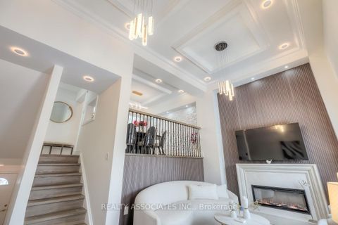 Photo 7 at 16 - 1975 Memory Lane, Liverpool, Pickering