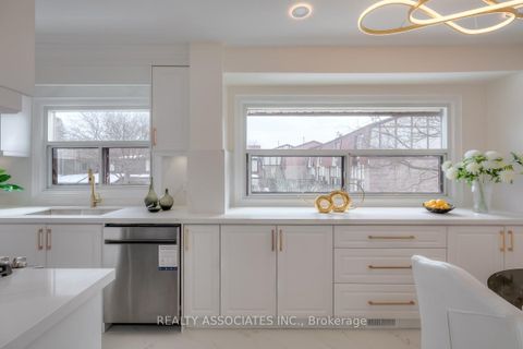 Photo 18 at 16 - 1975 Memory Lane, Liverpool, Pickering