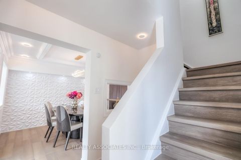 Photo 29 at 16 - 1975 Memory Lane, Liverpool, Pickering