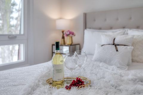 Photo 37 at 16 - 1975 Memory Lane, Liverpool, Pickering