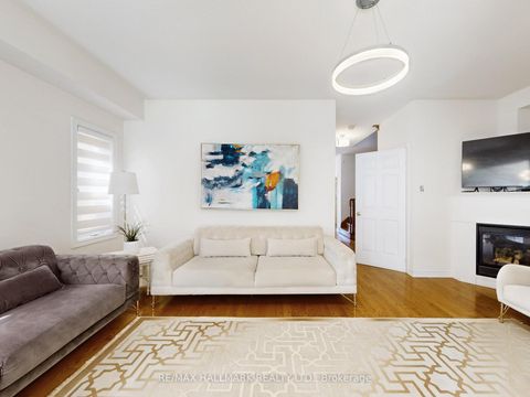 Photo 5 at 39 Retreat Boulevard, Vellore Village, Vaughan