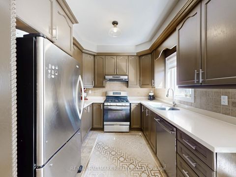 Photo 6 at 39 Retreat Boulevard, Vellore Village, Vaughan