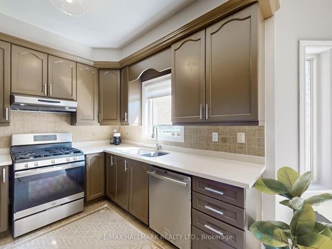 Photo 7 at 39 Retreat Boulevard, Vellore Village, Vaughan