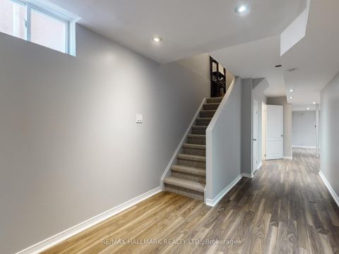Photo 19 at 39 Retreat Boulevard, Vellore Village, Vaughan