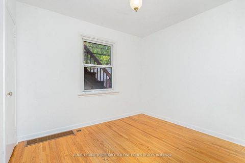 Photo 14 at 28 Lynvalley Crescent, Maryvale, Toronto