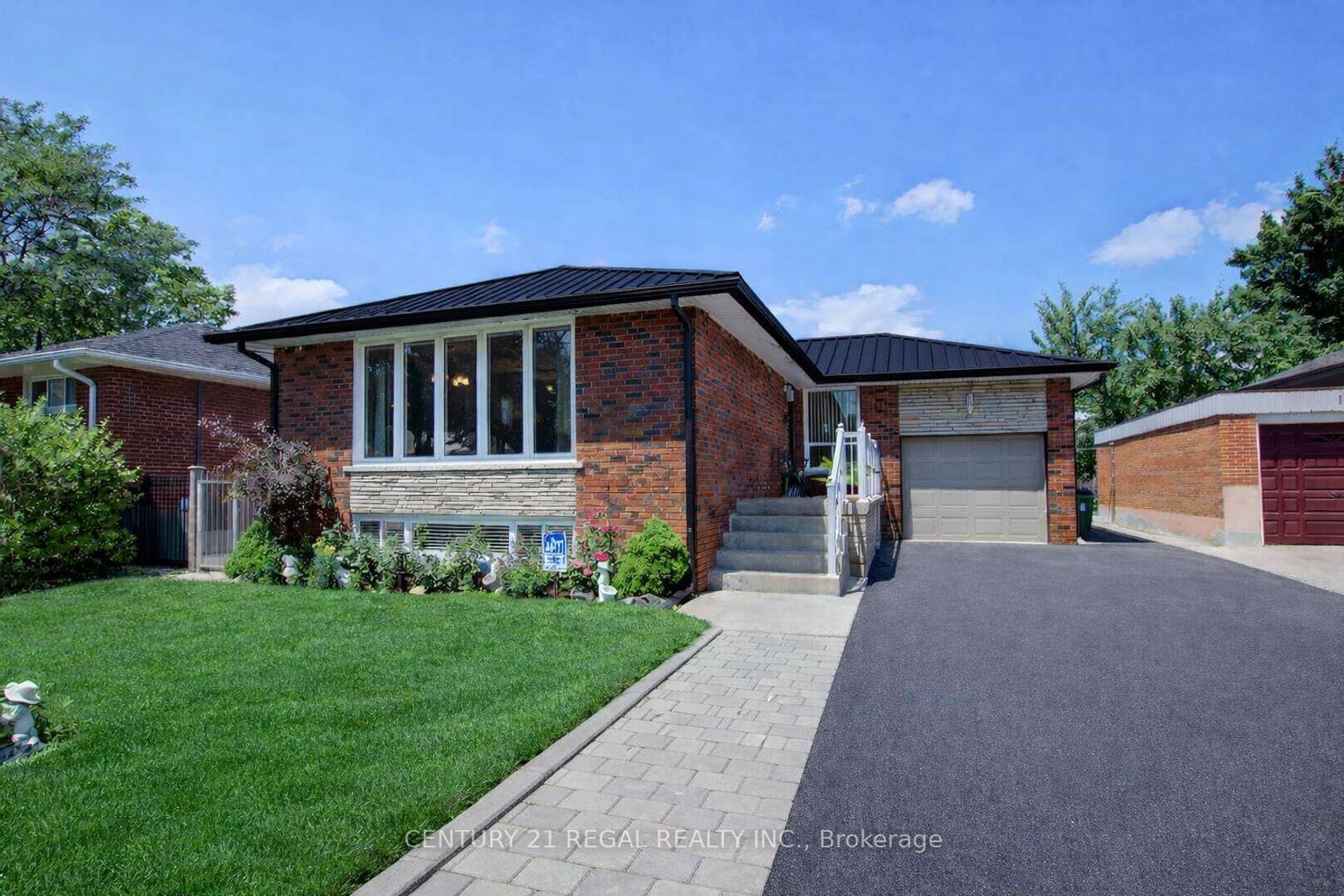 14 Thorpe Road, Richview, Toronto photo 1