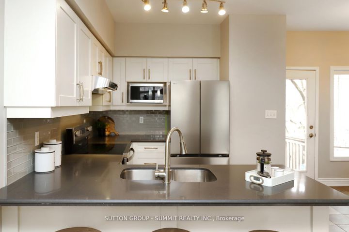 Photo 9 at 260 GLENASHTON Drive, RO River Oaks, Oakville