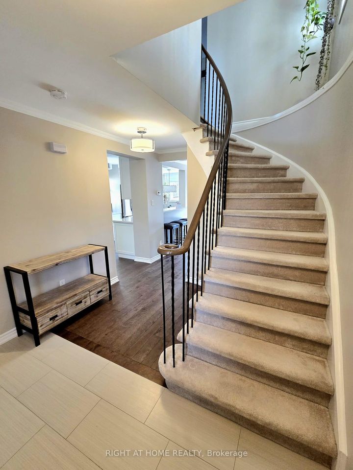 Photo 2 at 6914 Cordingley Crescent, Meadowvale, Mississauga