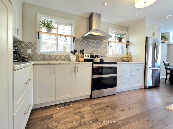 Photo 8 at 6914 Cordingley Crescent, Meadowvale, Mississauga