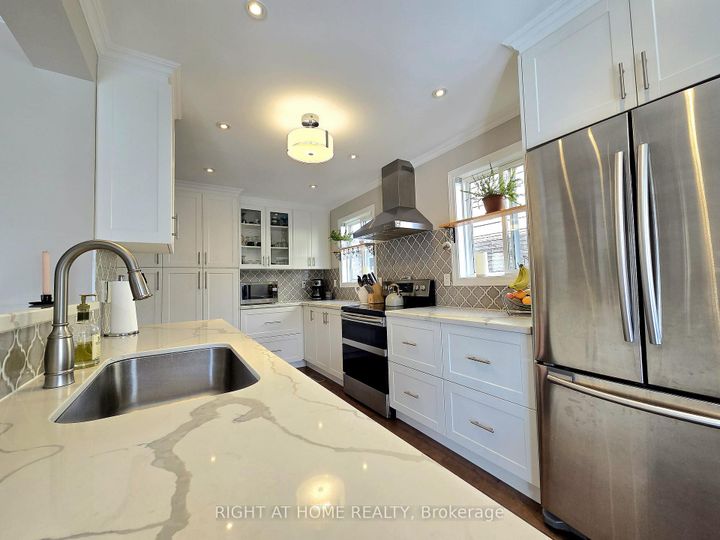 Photo 10 at 6914 Cordingley Crescent, Meadowvale, Mississauga