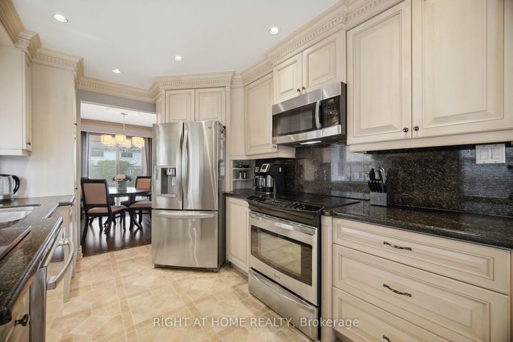 Photo 11 at 6360 Atherly Crescent, Meadowvale, Mississauga