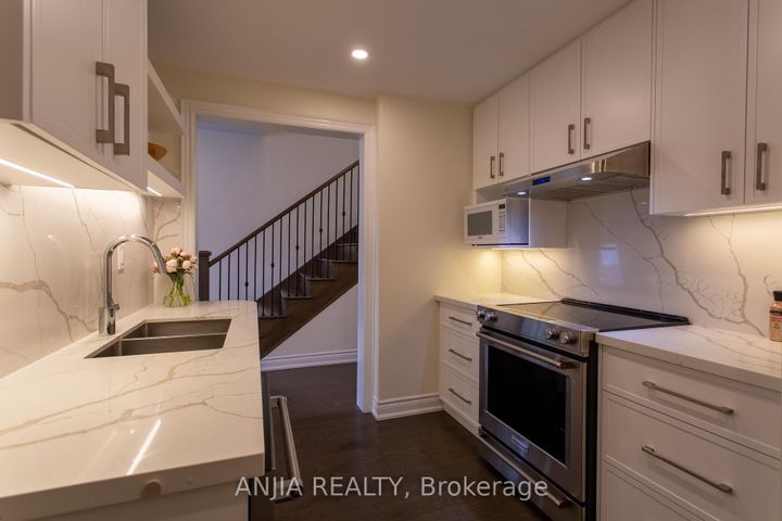 Photo 11 at 9 MACE Avenue, Rural Richmond Hill, Richmond Hill