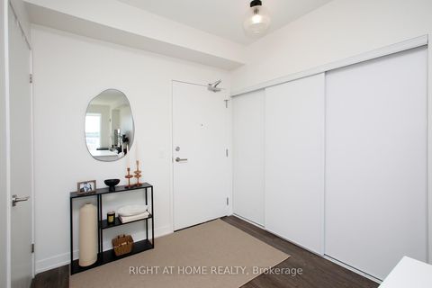 Photo 3 at 513 - 6 David Eyer Road, Rural Richmond Hill, Richmond Hill