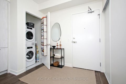 Photo 5 at 513 - 6 David Eyer Road, Rural Richmond Hill, Richmond Hill