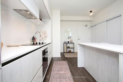 Photo 10 at 513 - 6 David Eyer Road, Rural Richmond Hill, Richmond Hill