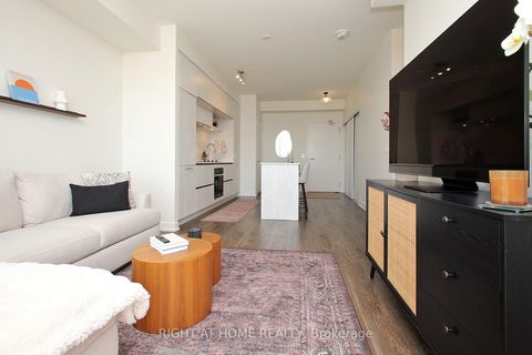 Photo 12 at 513 - 6 David Eyer Road, Rural Richmond Hill, Richmond Hill