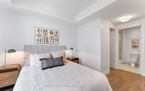 Photo 12 at 213 - 80 Vanauley Street, Chinatown, Toronto