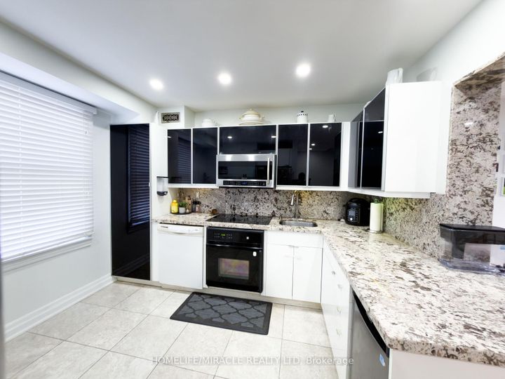 Photo 18 at 64 - 2440 Bromsgrove Road, Clarkson, Mississauga