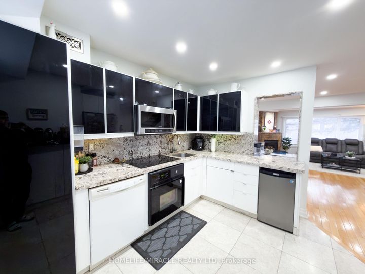 Photo 19 at 64 - 2440 Bromsgrove Road, Clarkson, Mississauga