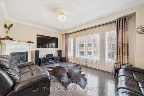 Photo 7 at 32 Timna Crescent, Patterson, Vaughan