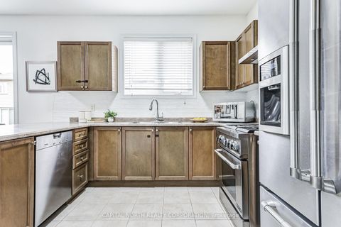 Photo 10 at 31 Weekes Avenue, Oak Ridges, Richmond Hill